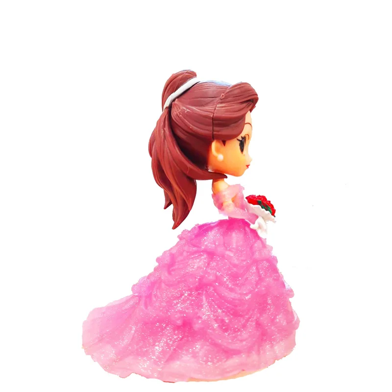 نمای جانبی پرنسس بل با لباس عروس صورتی و گل