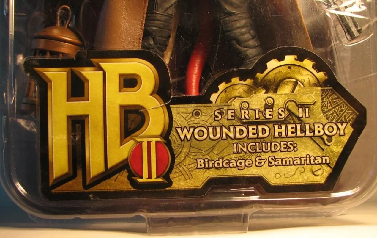 خرید فیگور مزکو «هلبوی: پسر جهنمی زخمی» Mezco Hellboy Wounded Hellboy Ver HB Series II Figure