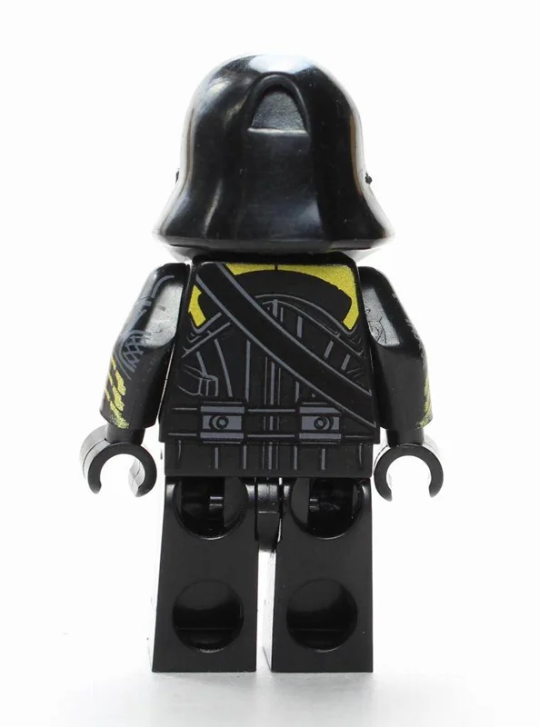 فیگور شخصیت رونین نمای پشت و طرح دقیق لباس مارول