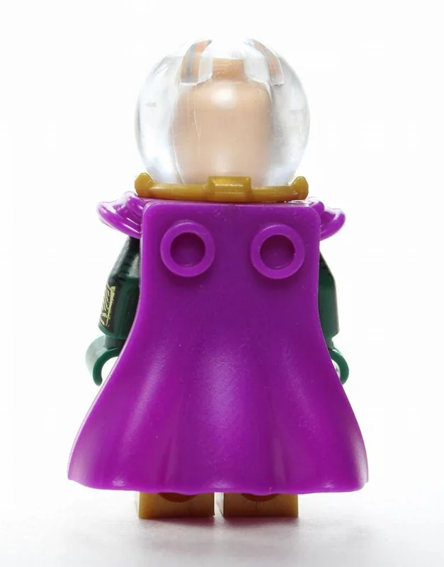 نمای پشت مینی فیگور میستریو با کلاه خود