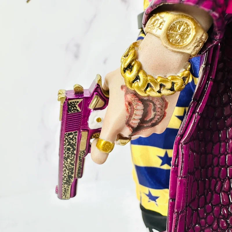 جزئیات اسلحه و دست فیگور جوکر Suicide Squad Joker