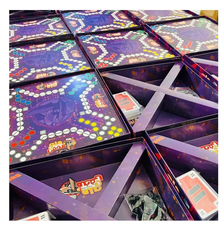 نمای محتویات کامل جعبه بازی روی میز