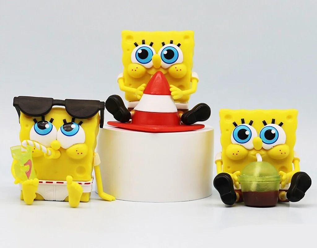 سه تایی فیگور باب اسفنجی در حالت نشسته و نوشیدنی خوردن