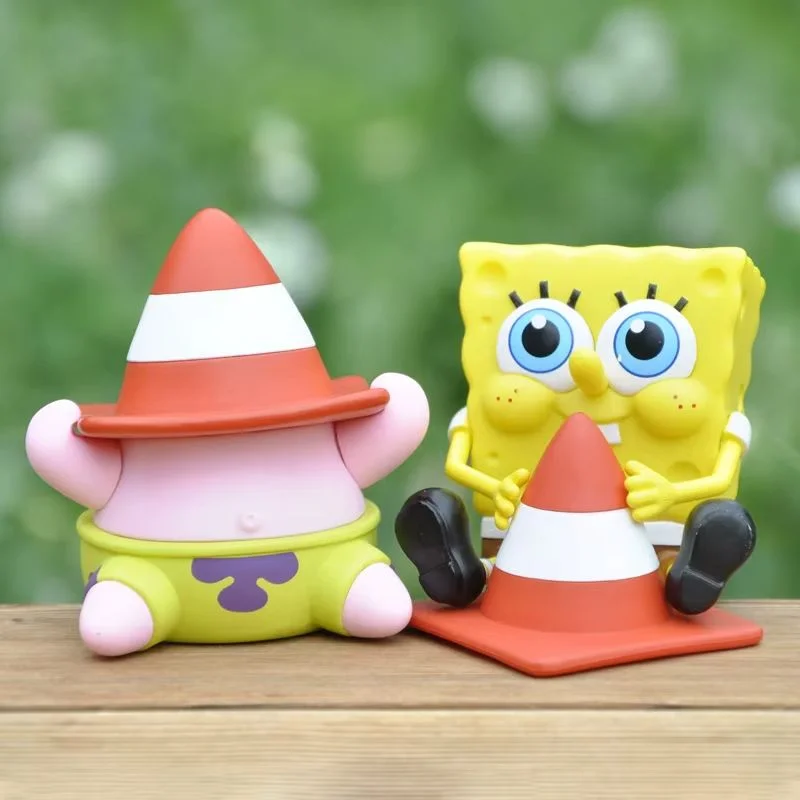 تصویر فیگور باب اسفنجی و پاتریک در کنار هم با مخروط ترافیکی