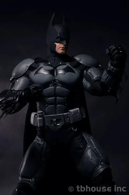 نمای نزدیک از چهره بتمن در فیگور Arkham Origins