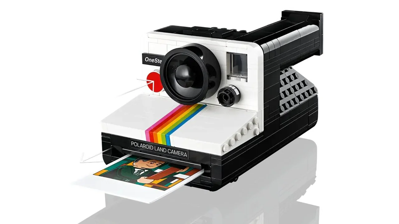 "LEGO Polaroid OneStep SX-70 Camera 21345 - مجموعه ساختنی دوربین کلاسیک پولارید با جزئیات دقیق و طراحی زیبا."